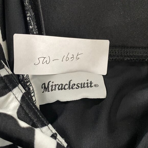 Miraclesuit One Piece Swimsuit Women's Size 10 Black White Print Ruched - Picture 2 of 8